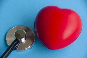 stéthoscope avec des formes de coeur sur fond bleu clair. notion de santé photo