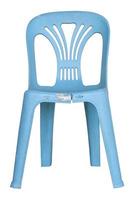 chaise en plastique bleue cassée isolée sur fond blanc avec un tracé de détourage. photo