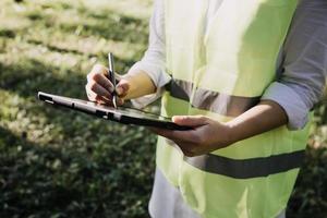 ingénieur en construction travaillant au plan directeur pour construire de grands bâtiments commerciaux au bureau. outils d'ingénierie et concept de construction. photo