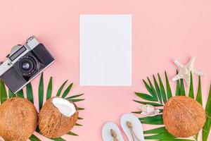 feuilles de palmier et noix de coco sur maquette rose photo
