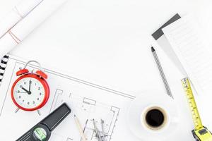 lieu de travail de table de designer d'intérieur avec plan de maison photo