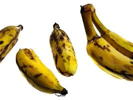 un tas de vieilles bananes nam wah trop mûres qui sont très savoureuses et sucrées photo