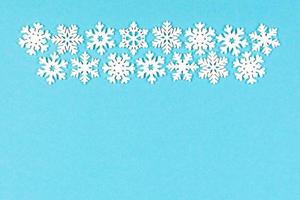 ensemble de flocons de neige blancs sur fond coloré. vue de dessus de l'ornement de noël. concept de temps du nouvel an avec un espace vide pour votre conception photo