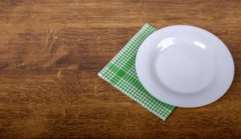 vue de dessus d'une assiette vide propre sur une table en bois photo