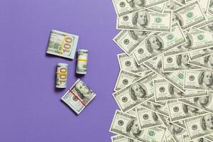 argent américain sur la vue de dessus de fond coloré, avec une place vide pour votre concept d'argent d'entreprise de texte. cent billets d'un dollar avec une pile d'argent photo