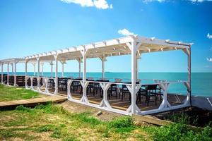 vue sur la côte de la mer avec des terrasses de camping de campagne en été. concept de loisirs vacances vacances photo