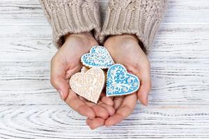 cookie en forme de coeur dans les mains de la femme photo