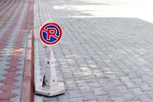 cône jaune interdit de stationnement dans la rue photo