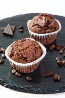 muffins au chocolat sur un plateau noir photo