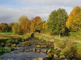 Temps d'automne à une rivière en Allemagne photo