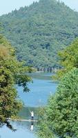 la vue classique du pont en bois située dans la campagne de la chine photo