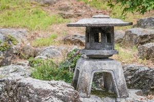 lanterne en pierre traditionnelle japonaise photo