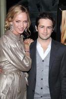 Los angeles, 22 mars - uma thurman michael angarano arrive à la première cérémonie au théâtre arclight le 22 mars 2011 à los angeles, ca photo