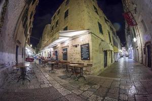 Vue sur la rue de Dubrovnik la nuit d'été