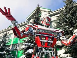 métal de fer rouge gros robot humanoïde futuriste fantastique dangereux, transformateur d'une voiture avec les mains et la tête en hiver minsk, biélorussie, 15 janvier 2019 photo