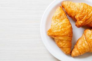 croissant au beurre frais photo