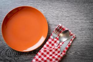 assiette ou plat vide avec couteau, fourchette et cuillère photo