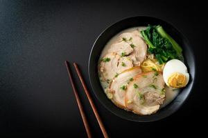 nouilles ramen dans une soupe d'os de porc avec du porc rôti et des œufs photo