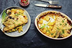 viande au four avec pommes de terre et fromage. photo