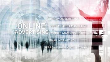 publicité en ligne, marketing numérique. concept commercial et financier sur écran virtuel. photo