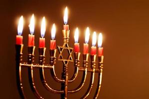 Hanukkah menorah avec des bougies rouges photo