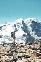 une femme lors d'un trek en haute altitude photo