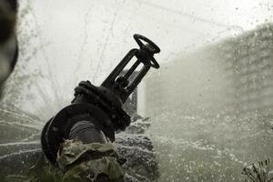 accident de canalisation. l'eau coule du puits. soupape déchirée. photo