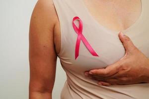 femme asiatique avec ruban rose, journée mondiale du cancer du sein en octobre. photo