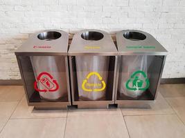 trois poubelles modernes en acier inoxydable au sol photo