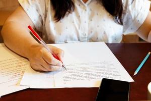 papier de relecture sur table photo