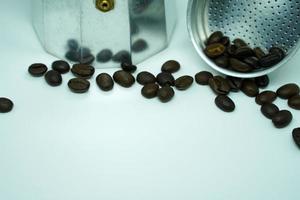 grains de café torréfiés, le café est une boisson populaire dans le monde entier. photo