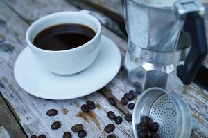 café noir chaud dans une tasse blanche, le café est une boisson populaire dans le monde entier. photo