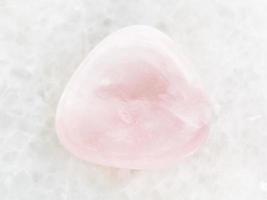 pierre précieuse de quartz rose poli sur marbre blanc photo