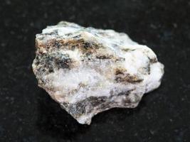 Pierre de gneiss sur fond sombre photo