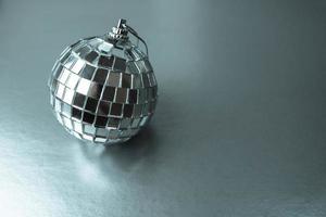miroir argenté club de musique boule disco petit verre rond hiver brillant décoratif belle boule de noël festive de noël, jouet de noël collé sur des étincelles sur fond noir et blanc photo