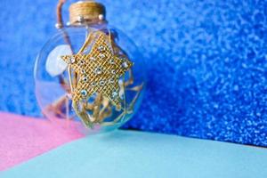 petit verre rond transparent vintage fait maison smart hipster décoratif belle boule de noël festive de noël, jouet d'arbre de noël avec du foin, de la paille à l'intérieur et avec une étoile photo