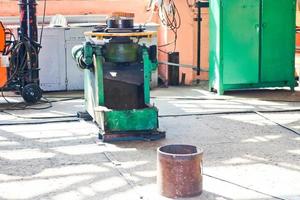 tour à fer industriel pour la coupe, le tournage de billettes de métaux, de bois et d'autres matériaux, le tournage, la fabrication de détails et de pièces de rechange en usine photo