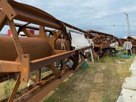 un grand mélangeur industriel pour une usine chimique ou une usine d'extraction et de traitement à ciel ouvert pour le stockage de matériaux et d'équipements industriels photo