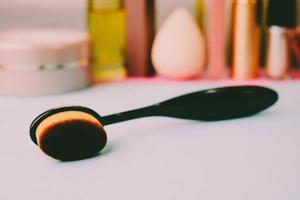 brosse en bois faite de peluches naturelles pour appliquer le ton sur le fond d'une table cosmétique pour le maquillage pour les conseils de beauté photo