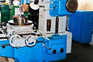 tour à fer industriel pour la coupe, le tournage de billettes de métaux, de bois et d'autres matériaux, le tournage, la fabrication de détails et de pièces de rechange en usine photo