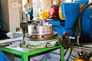 tour à fer industriel pour la coupe, le tournage de billettes de métaux, de bois et d'autres matériaux, le tournage, la fabrication de détails et de pièces de rechange en usine photo