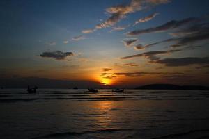 silhouette de navire et bateau à longue queue sur la mer ou l'océan avec ciel bleu et nuage au coucher du soleil, au lever du soleil ou au crépuscule à krabi, en thaïlande. beauté dans la nature avec concept de vague et de transport photo