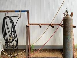 grande bouteille de gaz liquéfié sous pression industrielle en fer pour les travaux de soudage dans une usine photo