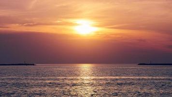 mer calme avec ciel coucher de soleil, belle vue panoramique, incroyable soleil levant spectaculaire reflété dans l'eau photo
