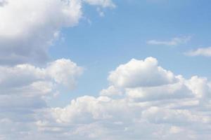 ciel bleu avec beaucoup de nuages. fond propre naturel avec espace de copie photo