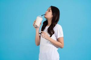 fille asiatique tenant une tasse de thé au lait perlé avec le sourire, le plaisir et le bonheur photo