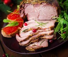 jambon cuit au four de noël et caviar rouge, servi sur la vieille table en bois. photo