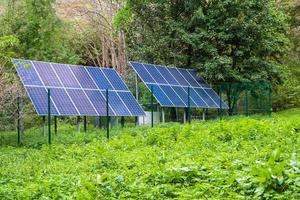 kislovodsk, territoire de stavropol, russie - 14 octobre 2002 panneaux solaires dans un parc public. convertir l'énergie solaire en courant électrique. crise énergétique, écologie. mise au point sélective. photo