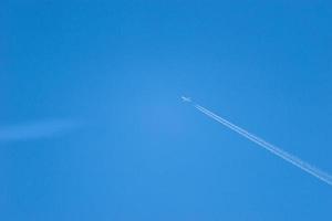 trace d'un avion dans le ciel bleu photo