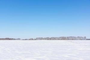 lever du soleil d'hiver dans le paysage naturel de la russie. photo